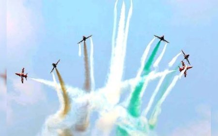 Meerut Air Show: सूर्यकिरण के 9 हॉक विमानों ने आसमान में उकेरा तिरंगा, शौर्य देख गूंजा 'जय हिंद'