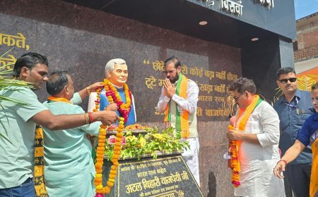 सीतापुर के बिसवां में प्रबुद्ध वर्ग सम्मेलन: पूर्व प्रधानमंत्री अटल बिहारी वाजपेयी की प्रतिमा का अनावरण, प्रभारी मंत्री ने गिनाईं उपलब्धियां