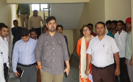 UP IAS Transfer: उत्तर प्रदेश में देर रात बड़ा प्रशासनिक फेरबदल, 34 आईएएस अधिकारियों के तबादले; 11 जिलों को मिले नए डीएम