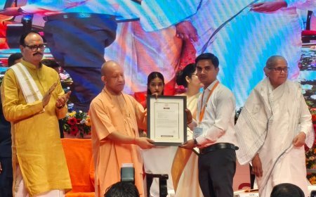 सीएम योगी ने मंच पर बुलाकर सम्भल के लाल आकाश को थमाया नियुक्ति पत्र, 10 मेधावियों को मिली शिक्षक की कमान