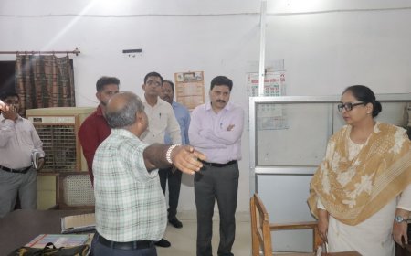 Hardoi News: नवागत जिलाधिकारी राहुल पाण्डेय ने कलेक्ट्रेट का किया निरीक्षण, लंबित पत्रावलियों के समयबद्ध निस्तारण के दिए निर्देश