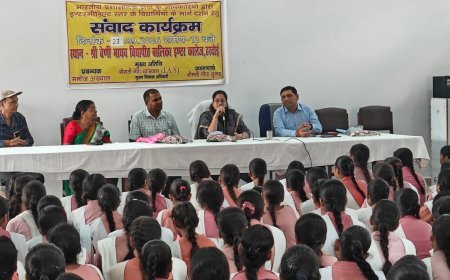 Hardoi News: हरदोई में छात्राओं को मिला कैरियर मार्गदर्शन, CDO ने UPSC-NEET समेत विभिन्न विकल्पों पर किया संवाद