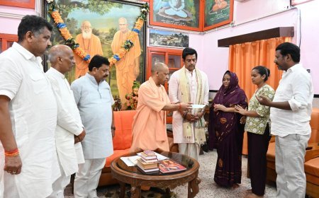 गोरखपुर: सीएम योगी ने पीड़ित परिवारों से की मुलाकात, दो-दो लाख रुपये की आर्थिक मदद दी