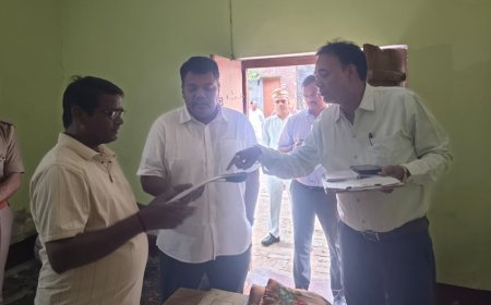 Sitapur News: चुनका में DM का औचक निरीक्षण- खामियां मिलते ही एक्शन, ANM पर कार्रवाई; प्रधानाध्यापक-शिक्षकों का वेतन रोकने के आदेश