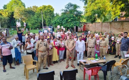 Sitapur News: अटरिया थाना प्रभारी ने गांवों में लगाई जनचौपाल, ग्रामीणों की सुनी समस्याएं; सुरक्षा और सरकारी योजनाओं की दी जानकारी