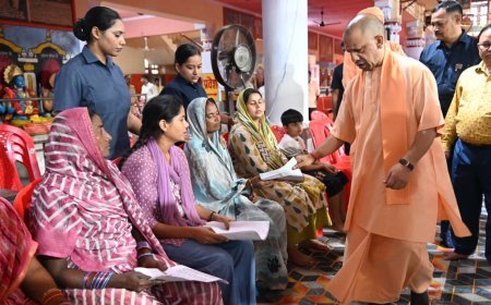 Gorakhpur News: बारिश के बीच सीएम योगी का जनता दर्शन, बोले—कब्जामुक्त कराएं जमीन, दबंगों को सिखाएं कानूनी सबक