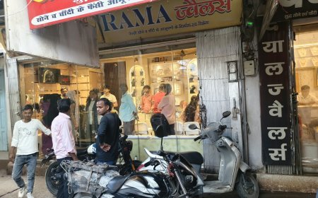 सीतापुर: गुड़ मंडी और सब्जी मंडी में बेतरतीब पार्किंग से लगा जाम, राहगीर परेशान