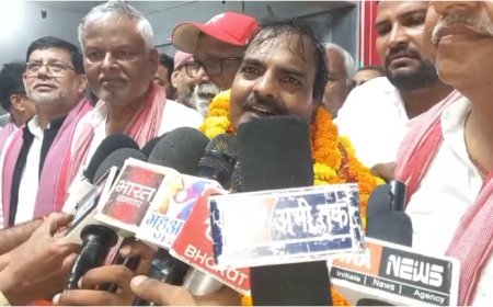 बलिया: सपा के नए जिलाध्यक्ष सुनील मौर्य का जोरदार स्वागत, कार्यकर्ताओं का उमड़ा हुजूम