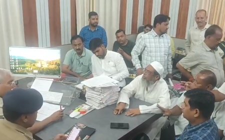 Sambhal News: सम्भल में सब्जी मंडी हटाने को लेकर घमासान, सिटी मजिस्ट्रेट के दरबार में पहुंचे दोनों पक्ष; सोमवार को होगा बड़ा फैसला