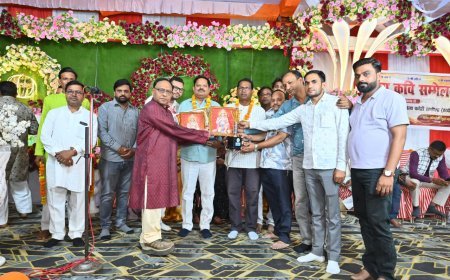 Hardoi News: संडीला के ऐतिहासिक महावीर झंडा मेले में कवि सम्मेलन, 11 रचनाकारों की प्रस्तुतियों ने बांधा समां