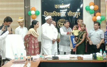 सीतापुर में आंगनबाड़ी कार्यकत्रियों का सम्मान: उत्कृष्ट सेवा पर मिली साड़ी और प्रशस्ति पत्र