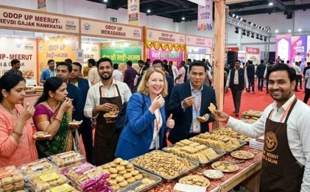 UP International Trade Show: मेरठ की रेवड़ी, गजक और नानखटाई ने जीता दिल, ओडीओसी फूड कोर्ट में विदेशी मेहमान बोले- वाह!
