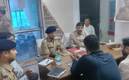 Hathras News: थाना समाधान दिवस में DM सत्यप्रकाश पटेल और SP चिरंजीव नाथ सिन्हा ने सुनीं फरियादें, 4 शिकायतों का मौके पर निस्तारण