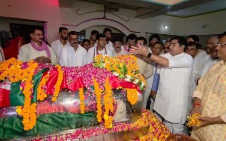 Ram Govind Chaudhary Last Rites: 'पूर्वांचल के गांधी' रामगोविंद चौधरी पंचतत्व में विलीन, सरयू तट पर नम आंखों से दी गई अंतिम विदाई
