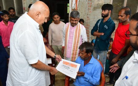 अयोध्या और बस्ती में आंधी-तूफान पीड़ितों से मिले कृषि मंत्री, 24 घंटे में सौंपे चेक