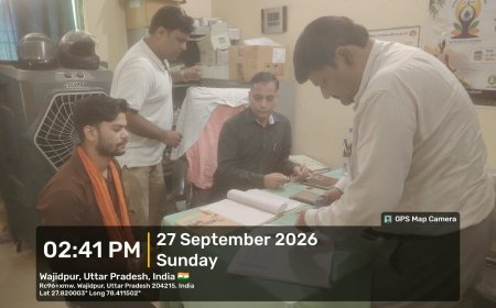 हाथरस: पीएचसी के औचक निरीक्षण पर पहुंचे सीएमओ, सभी मिले उपस्थित