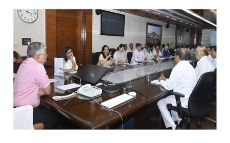 UP News: मिलावटखोरी और नकली दवाओं पर सख्ती! मुख्य सचिव ने दिए प्रभावी कार्रवाई के निर्देश