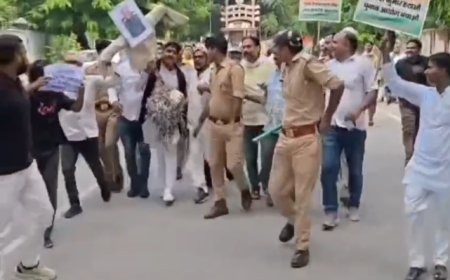 बलिया में मुख्य चुनाव आयुक्त के खिलाफ सड़क पर उतरी कांग्रेस: पुलिस से तीखी नोकझोंक के बीच फूंका पुतला, निष्पक्षता पर उठाए सवाल