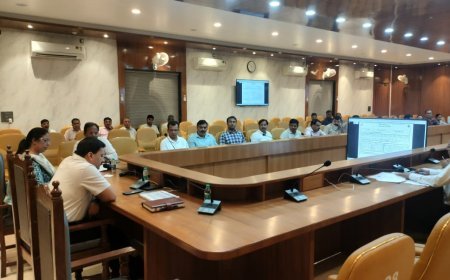 हरदोई: स्कूली वाहनों की सुरक्षा मानकों पर डीएम सख्त, 10 दिन में जांच पूरी करने का अल्टीमेटम