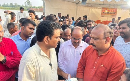 हरदोई: बाढ़ प्रभावित क्षेत्रों में पहुंचे प्रभारी मंत्री असीम अरुण, राहत कार्यों की समीक्षा कर दिए सख्त निर्देश