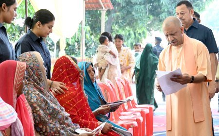 Gorakhpur News: गोरखनाथ मंदिर में CM योगी का जनता दर्शन, करीब 150 लोगों की सुनी समस्याएं; अधिकारियों को त्वरित समाधान के निर्देश