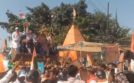 Sambhal News: सम्भल पहुंची वडनगर से वाराणसी तक की सेवा संकल्प यात्रा, बुलडोजर पर मुस्लिम समाज ने की पुष्पवर्षा