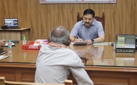 Hardoi News: जनसुनवाई में  डीएम राहुल पाण्डेय ने सुनीं 143 शिकायतें, अधिकारियों को समयबद्ध निस्तारण के निर्देश