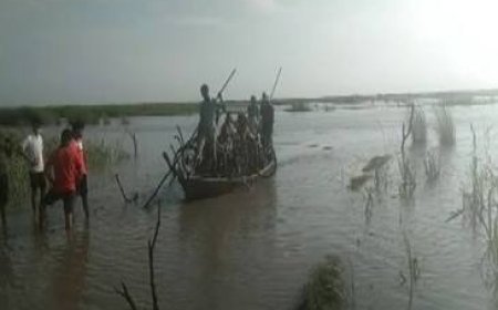 कुशीनगर में बाढ़ राहत अभियान तेज: एनडीआरएफ-एसडीआरएफ तैनात, 13 हजार लंच पैकेट और राशन किट वितरित