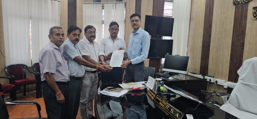 Hathras News Today: सरकारी स्कूलों के बदहाल रास्तों को लेकर एडीएचआर ने सौंपा ज्ञापन