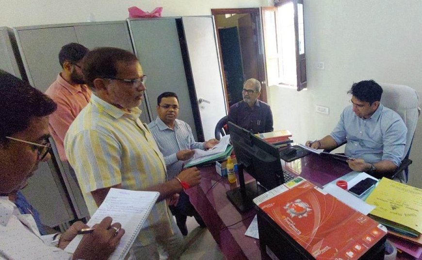 Hathras News Today: सिंचाई खंड कार्यालय का डीएम ने किया निरीक्षण, अभिलेख व्यवस्थित रखने के निर्देश