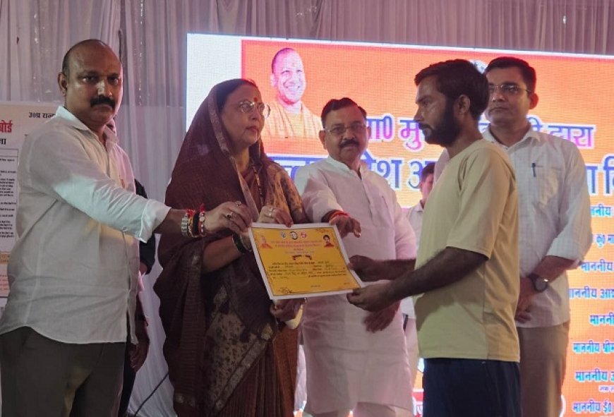 Hardoi News Today: यूपी आउटसोर्स सेवा निगम (UPCOS) का शुभारंभ, जिला पंचायत अध्यक्ष प्रेमावती ने कर्मियों को वितरित की किट व गणवेश