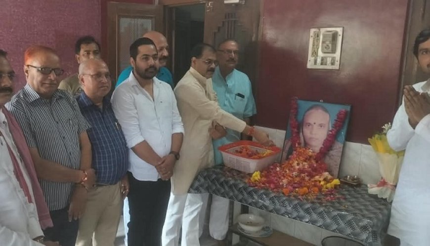 Hardoi News Today: शांति सिंह सिकरवार की 16वीं पुण्यतिथि पर भावभीनी श्रद्धांजलि, भंडारे में वितरित हुए लंच पैकेट व बूंदी