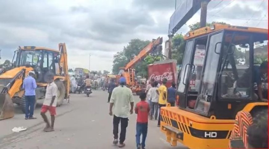 Sitapur News Today: बरसात के बीच काशीराम कॉलोनी में चला बुलडोजर, सड़क किनारे दुकानदारों पर हुई कार्रवाई
