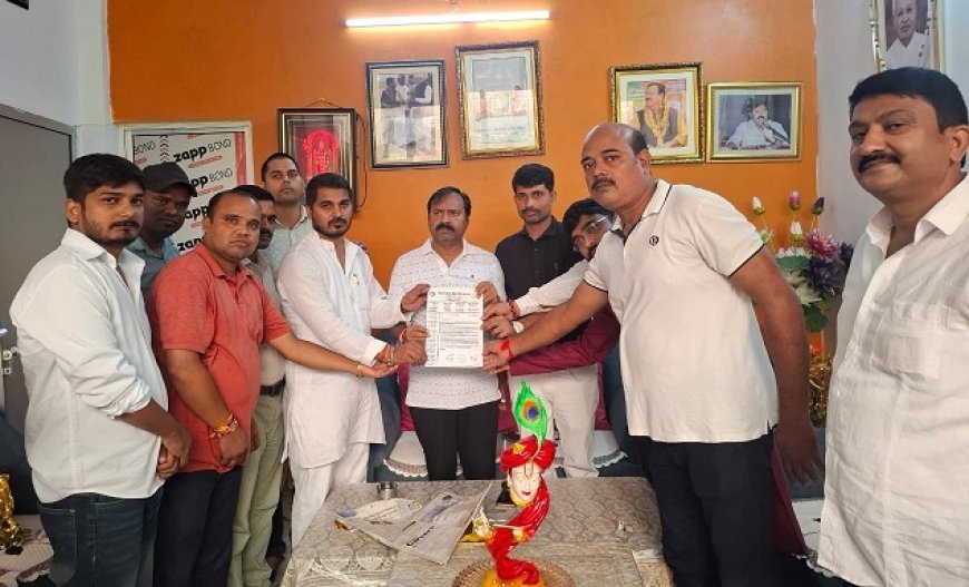 Hardoi News: सेवानिवृत्ति के बाद भी कैशलेस चिकित्सा सुविधा की मांग, शिक्षकों ने मुख्यमंत्री के नाम जनप्रतिनिधियों को सौंपा ज्ञापन