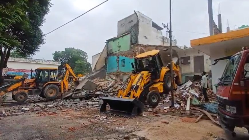 Saharanpur News: रातभर अफवाहों का दौर, सुबह कलेक्ट्रेट में चला बुलडोजर: सहारनपुर में मस्जिद का हिस्सा जमींदोज, 6 बुलडोजर और भारी पुलिस बल तैनात