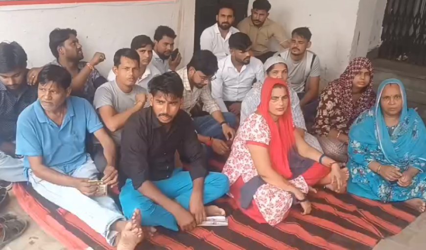 Sambhal News: 6 हजार मानदेय पर जिला अस्पताल कर्मियों का फूटा गुस्सा, धरना देकर दी काम बंद करने की चेतावनी