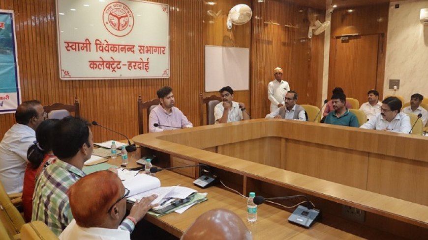 Hardoi News: हरदोई में जिला वृक्षारोपण, पर्यावरण एवं गंगा समिति की बैठक, डीएम अनुनय झा ने दिए पौधों की देखभाल और गंगा संरक्षण के निर्देश