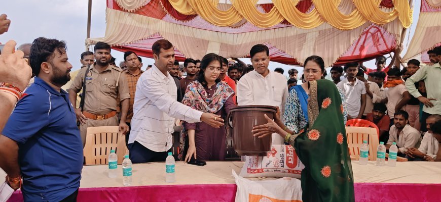 हरदोई के सवायजपुर में बाढ़ प्रभावितों को राहत सामग्री का वितरण, ब्लॉक प्रमुख और अधिकारियों ने जाना हाल