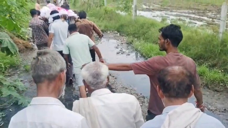 हाथरस के लोहर्रा गांव में श्मशान और कब्रिस्तान मार्ग बदहाल, कीचड़ से होकर गुजरती है अंतिम यात्रा