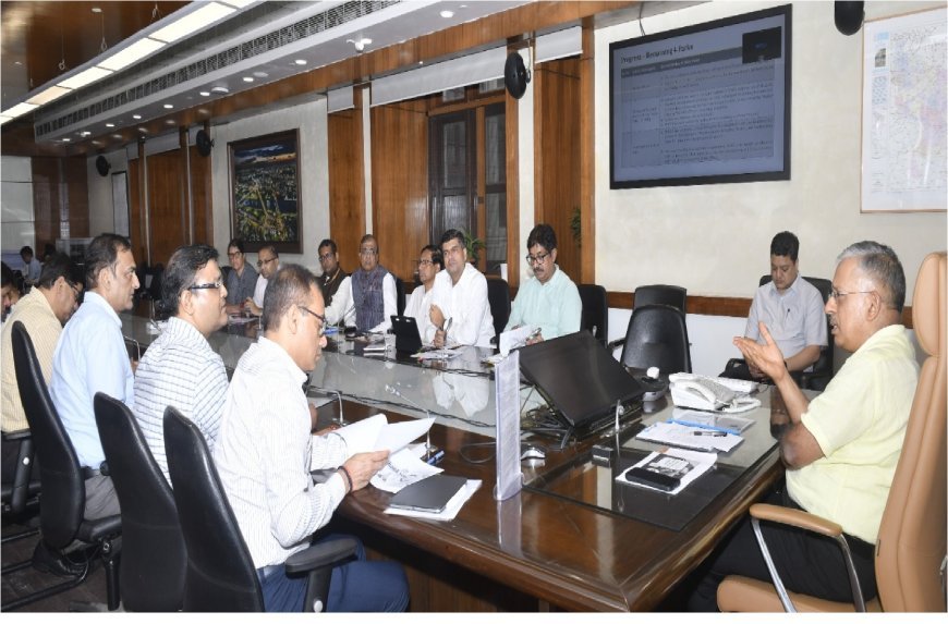 यूपी में मेट्रो और चिल्ला एलिवेटेड रोड की रफ्तार तेज, मुख्य सचिव ने प्रोजेक्ट मॉनीटरिंग ग्रुप की बैठक में दिए निर्देश