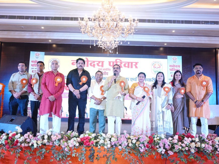 Lucknow News: नवोदय विद्यालय के 200 से अधिक सेवानिवृत्त शिक्षकों व कर्मियों का सम्मान, पूर्व छात्रों ने गुरुजनों के प्रति जताई कृतज्ञता