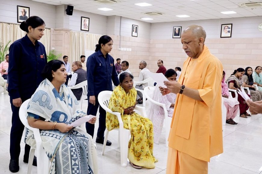 CM Janta Darshan: जनता दर्शन में पीड़ितों से मिले CM योगी, बोले- हर जायज शिकायत का होगा त्वरित समाधान