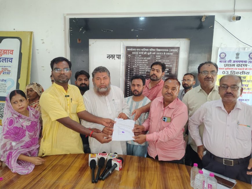 सिकंदराराऊ में अंबेडकर पार्क की उपेक्षा पर भड़के सभासद, पालिका अध्यक्ष और ईओ को सौंपा ज्ञापन