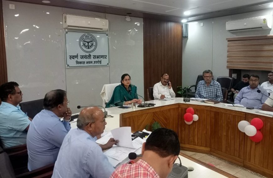 Hardoi News: हरदोई में सीएम डैशबोर्ड की समीक्षा, CDO नेहा व्याडवाल ने अधिकारियों को दिए रैंक सुधारने के निर्देश