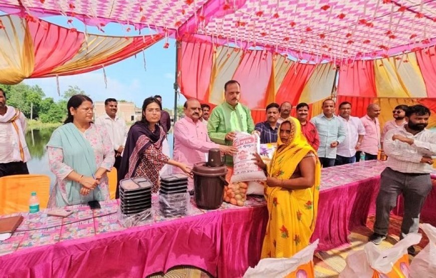 Hardoi Flood Relief: बाढ़ पीड़ितों के दर्द पर मरहम: विधायक और सांसद पहुंचे गांव-गांव, बांटी राहत सामग्री व दवाएं