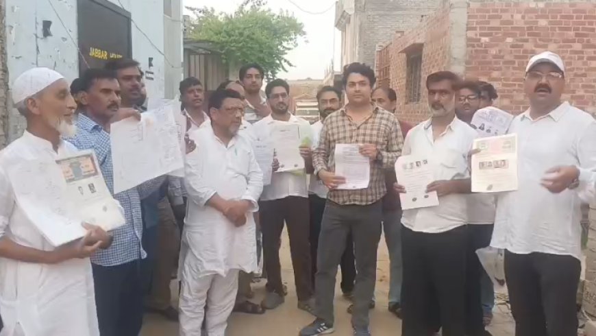 सम्भल में 25 साल पुराना रास्ता रोकने पर हंगामा: 20 परिवारों का निकास संकट में, नक्शे और बैनामे लेकर पहुंचे लोग
