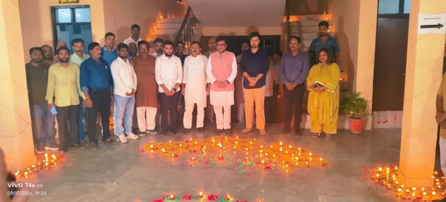 Hardoi News: हरदोई में गूंजा ‘आशीर्वाद का दिया’, 5100 दीपों से जगमगाया टोडरमल भूलेख प्रशिक्षण संस्थान