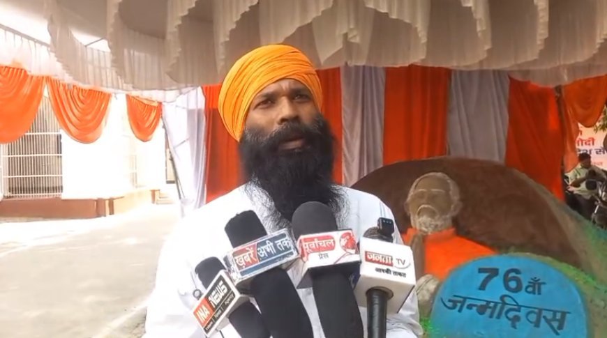 Ballia News: रेत पर उकेरी 25 साल की सेवा की तस्वीर, बलिया के लाल ने मोदी को दिया अनोखा जन्मदिन तोहफा