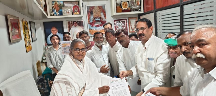 Sambhal News: ₹2,100 का सामान देकर मंत्री गुलाब देवी को सौंपा ज्ञापन, UPI पर MDR के विरोध में कांग्रेस का प्रदर्शन