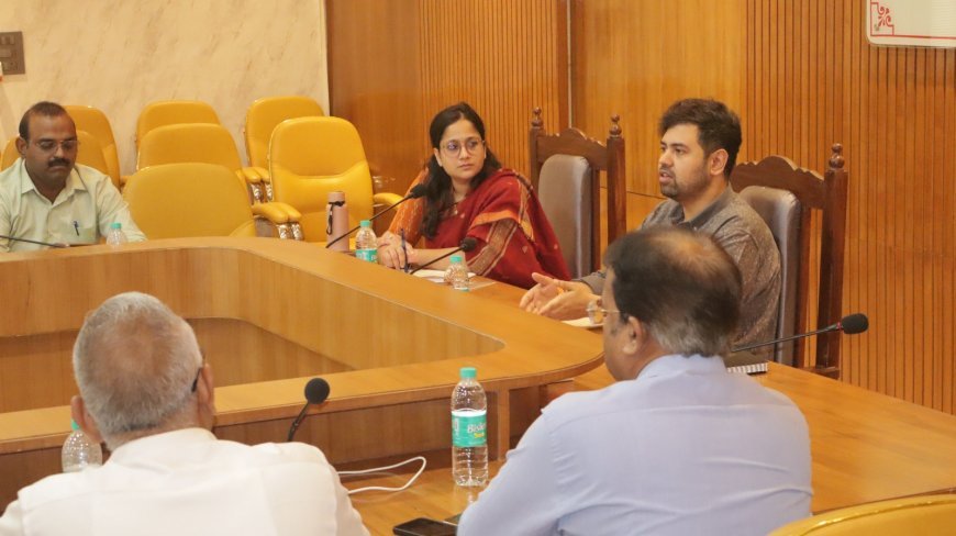 हरदोई में सीएम डैशबोर्ड समीक्षा बैठक में डीएम का कड़ा रुख- आवास विकास अधिकारी का वेतन रोका, दो को नोटिस